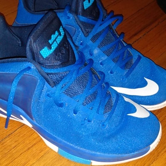 Lebron gym shoes - Picture 2 of 4